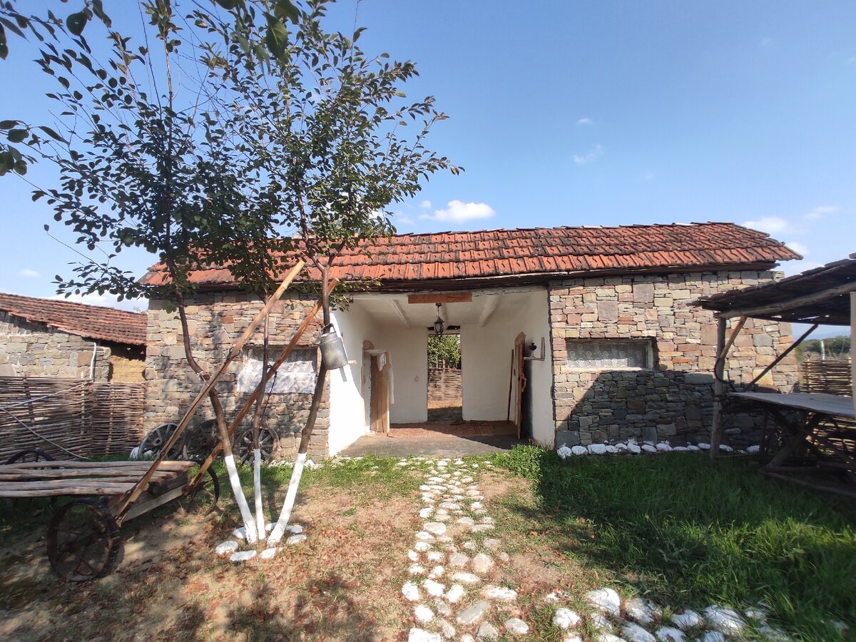 Дом из 2х частей, мужской и женской