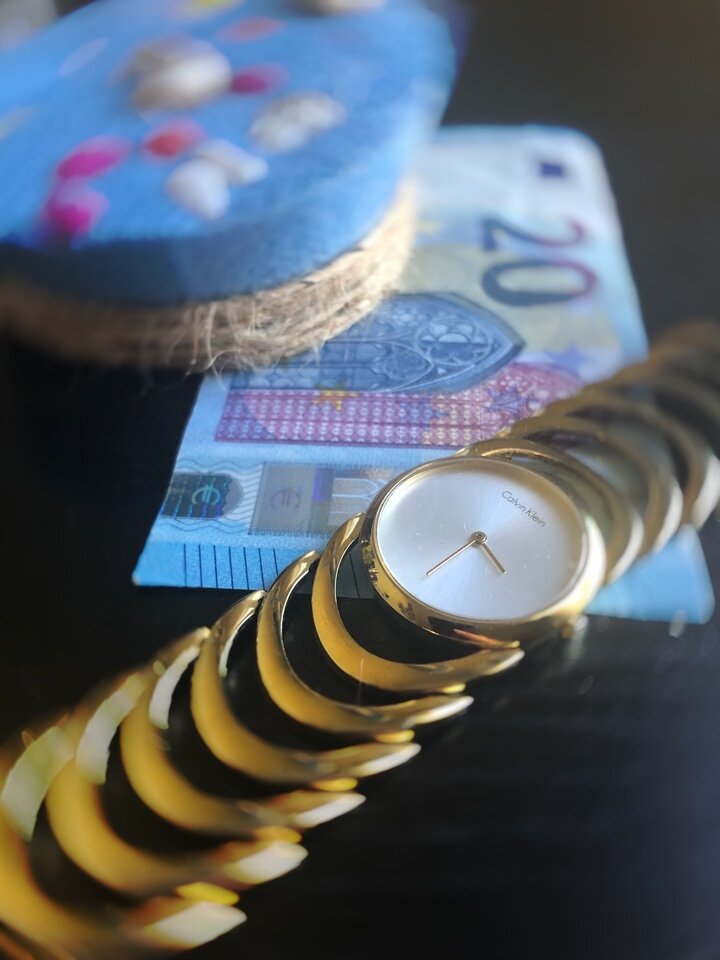 Время и деньги, как символ инвестиций.