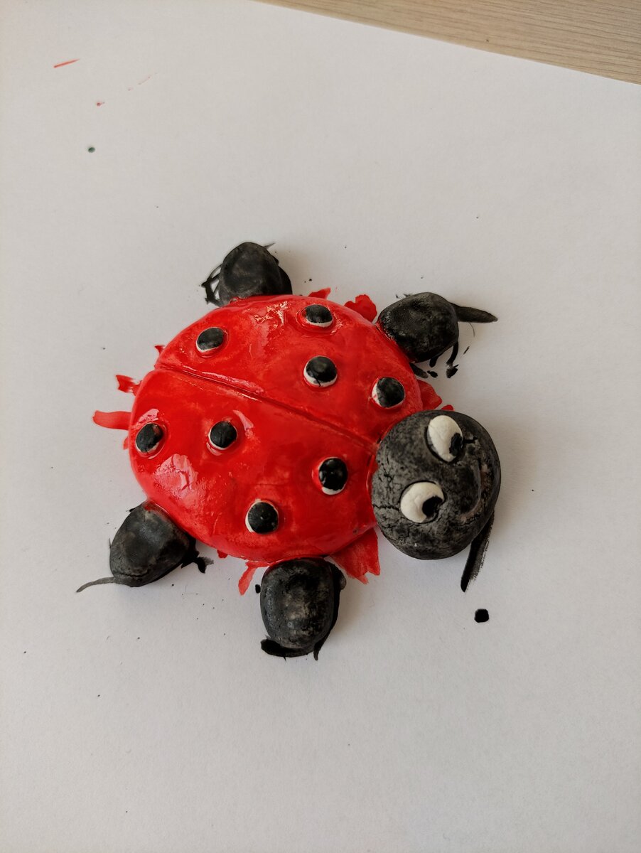 Божья коровка из грецкого ореха