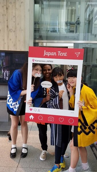Автор статьи - слева, потом девушка из Индонезии, тоже участница Japan tent, девочка - японка, у семьи которой мы жили и ее подруга