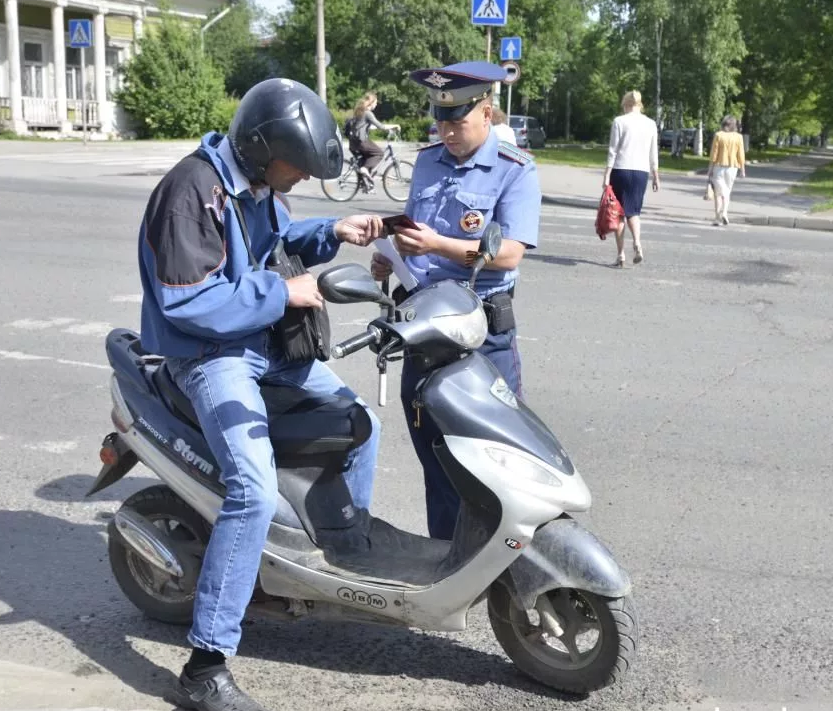 Полиция на мопеде