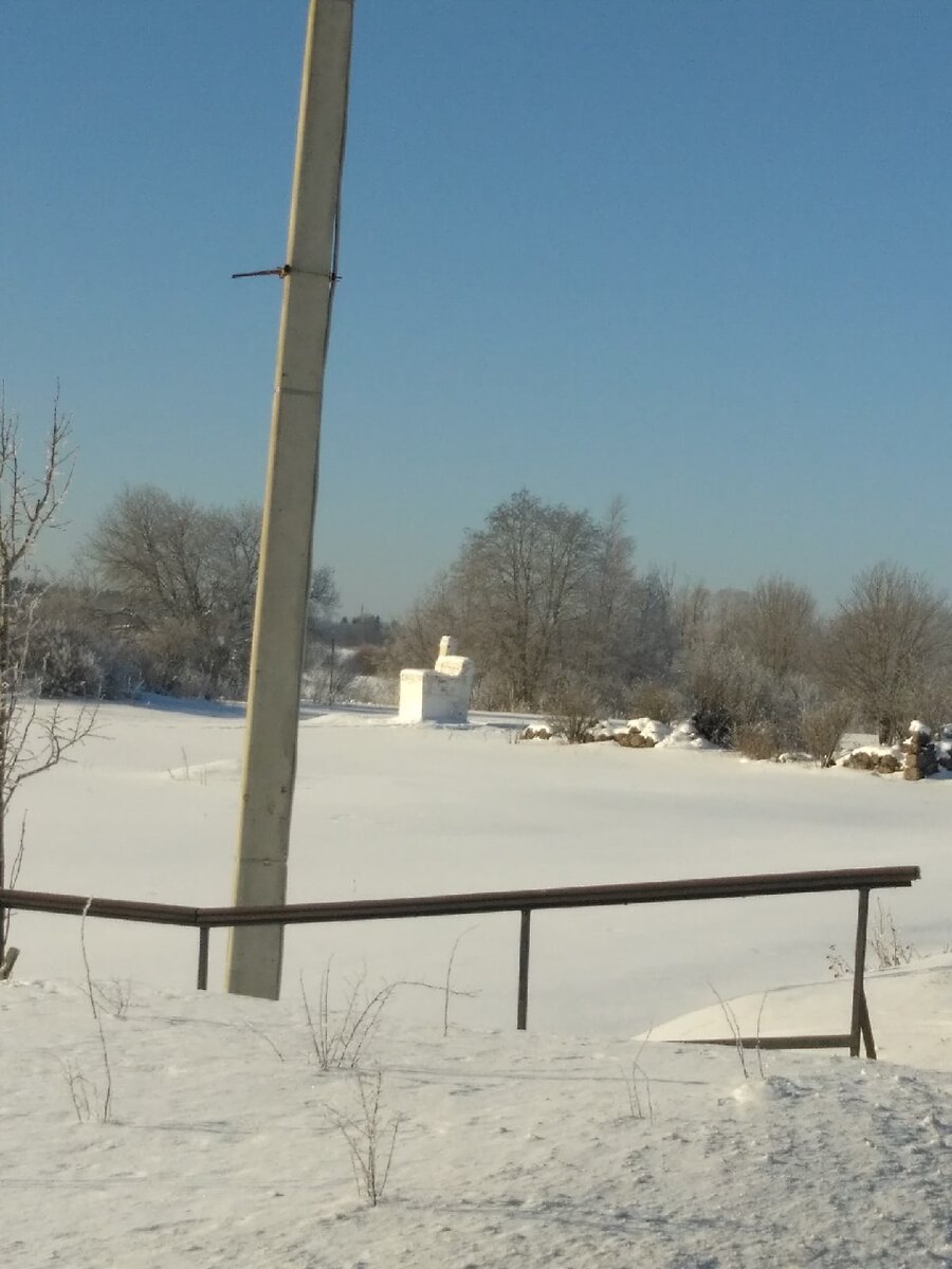 Беленая печь.  В настоящее время это "музейный объект". Конечно, в годы войны она выглядела иначе. Правдоподобнее.