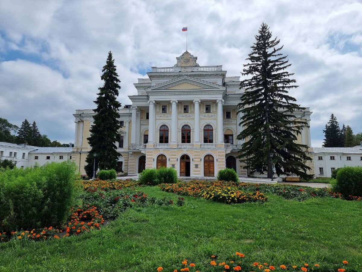 Главный вход в усадьбу во дворе.
