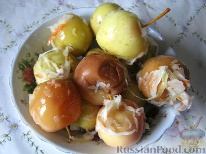 Моченые яблоки с капустой