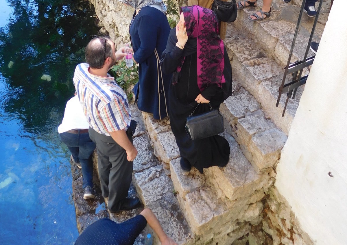 Крепление на стене в правом нижнем углу, возможно, как раз и было предназначено для легендарной кружки