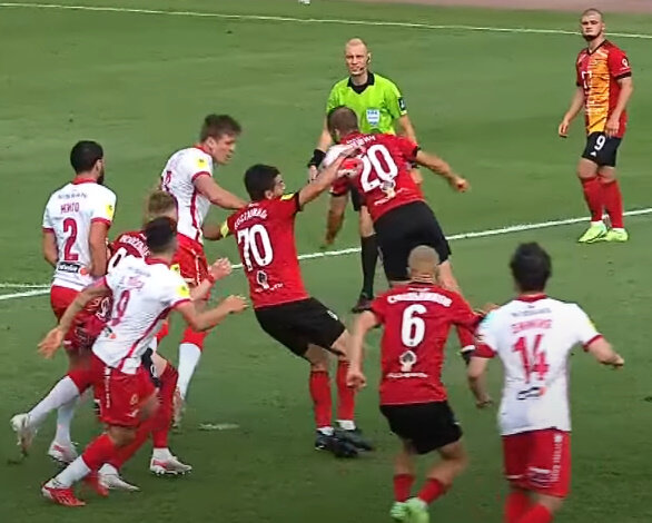 Попадание мяча в руку Георги Костадинова