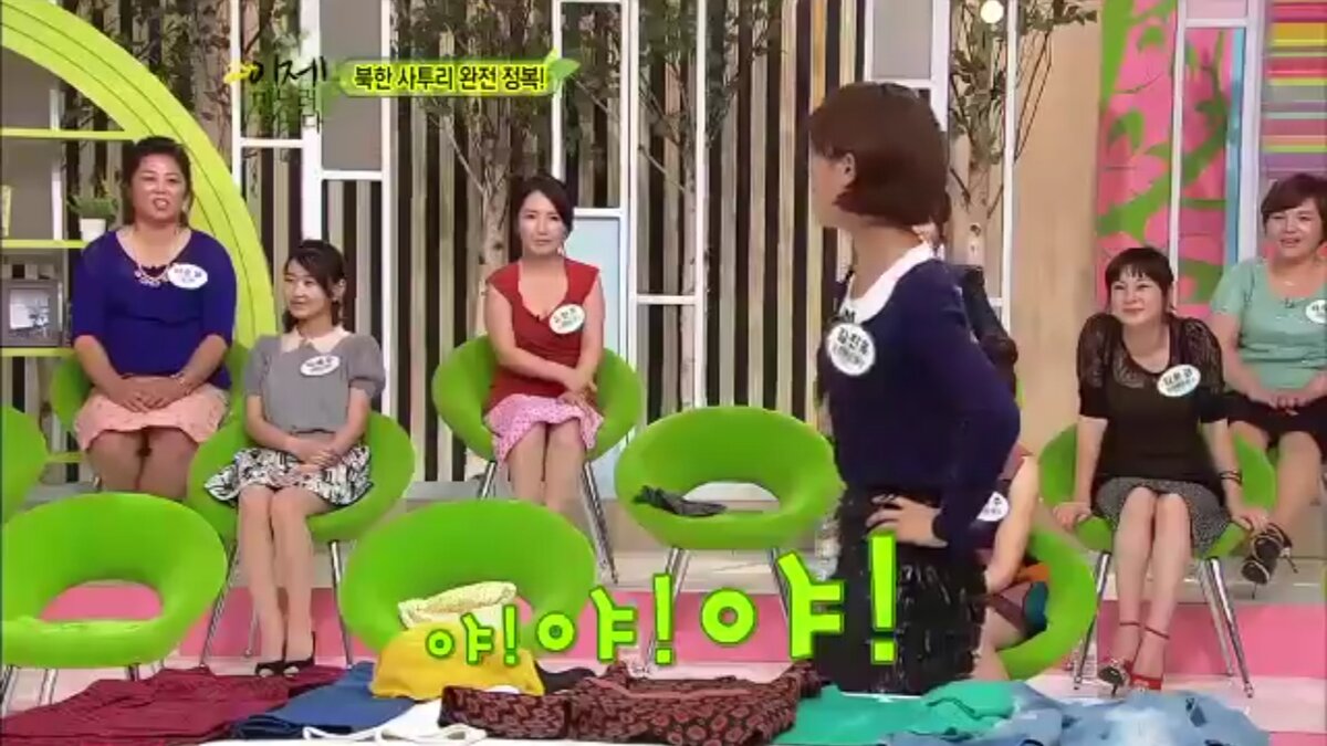 "Покупатели" ничего не купили и Ким Чжин Ок ругается, добавляя знаменитое северокорейское "ЯЯЯЯ". Это непередаваемо и непереводимо, это надо слышать) Видимо, девушка  бежала когда-то из этой провинции. Как бы она так точно смогла спародировать речь и воспроизвести ситуацию на рынке? Очень похоже) Источник: скрин с  канала Чхэноль А  