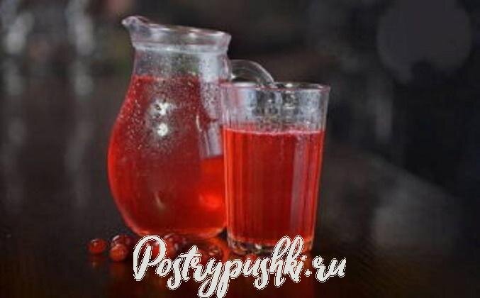 Чтобы клюквенный морс стал еще полезнее, добавьте в него мед вместо сахара. Для лучшего растворения положите ингредиент не в горячий, а теплый напиток.