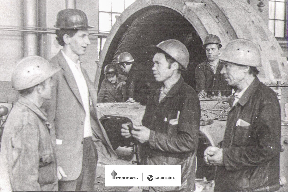 Инструктаж перед выполнением работ. «Уфаоргсинтез», 1990-е