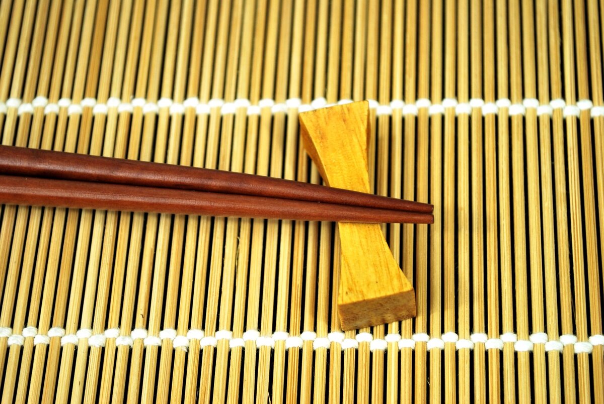 Палочки для еды из красного дерева