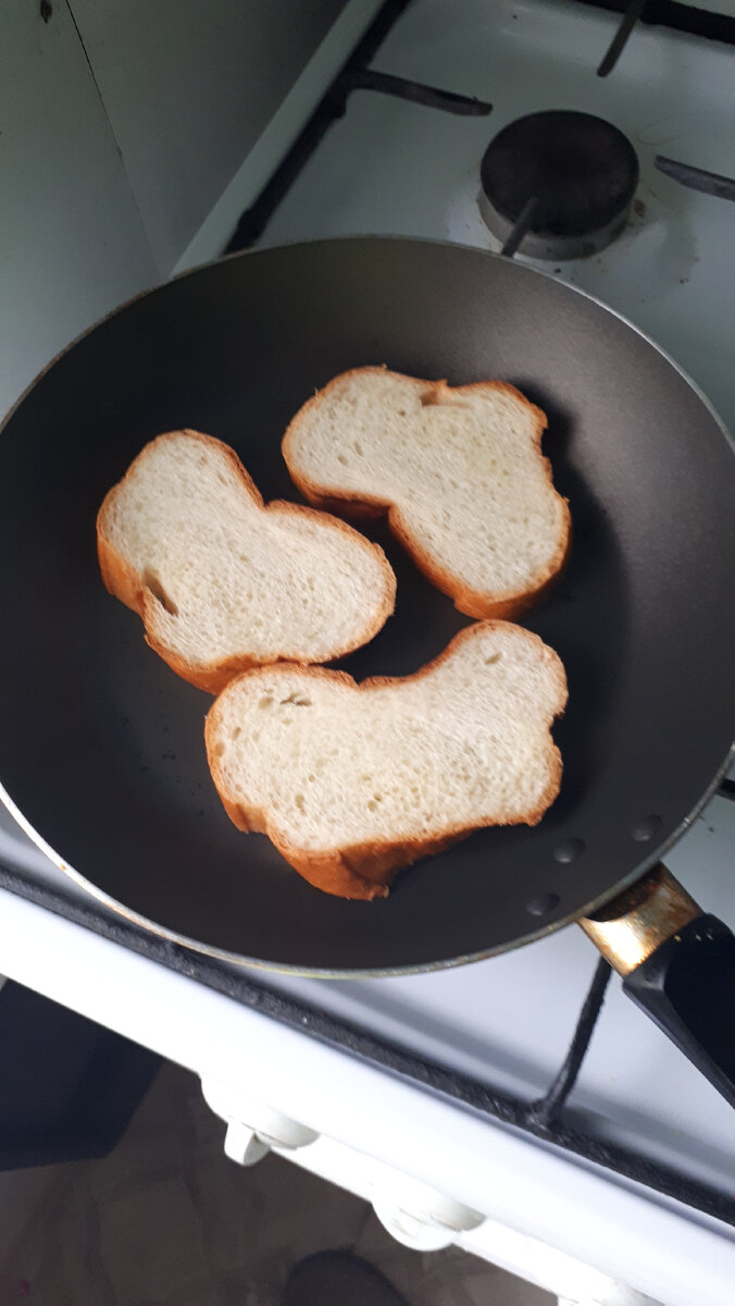 Поджариваем батон с двух сторон



