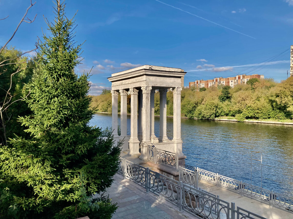 Часть пристани Серебряный Бор III; постройка 1937 года. Пристань к нашему времени сильно обветшала, но в 2019-м ее отреставрировали. Источник изображения: «Москва. Детали».