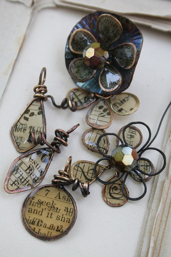 Украшения из старых изданий с заливкой эпоксидной смолой. https://ideastand.com/