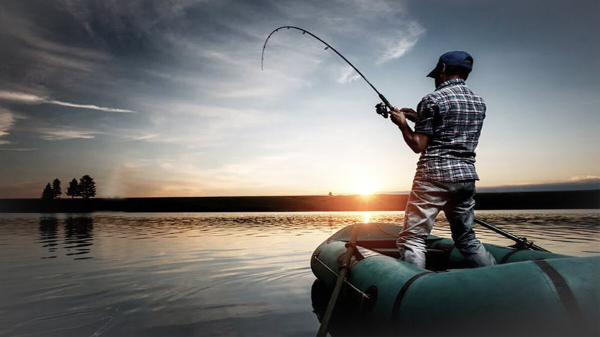 ловить рыбу на лодке. ловить рыбу на лодке. рыбак в лодке. рыбалка летом. рыбак в лодке.