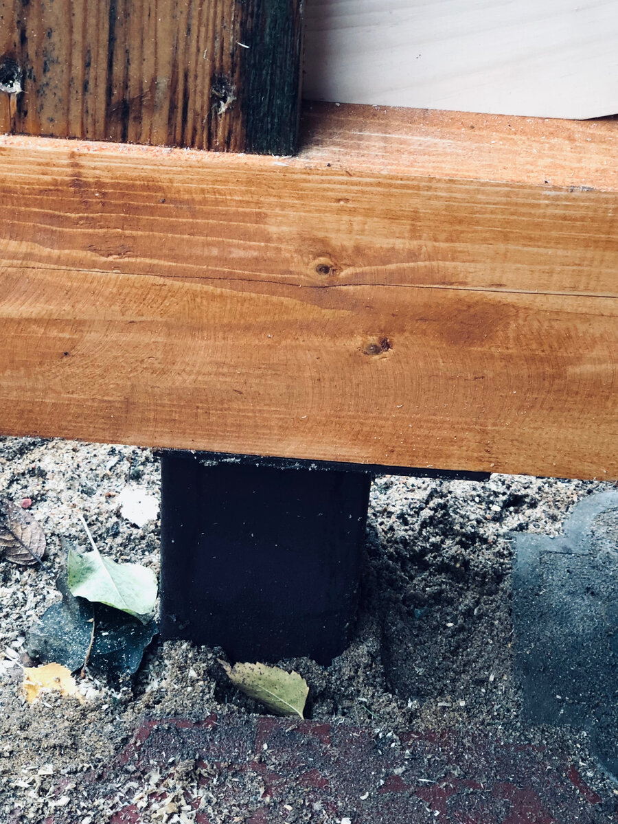 Одна из металлических труб, на которых теперь держится навес. 