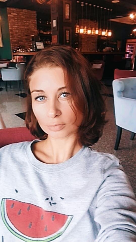 Брови в разлет, ветренная челка...