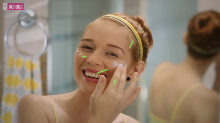 Нанесите основу или увлажняющий крем кончиками пальцев мягко вбивая средства в кожу