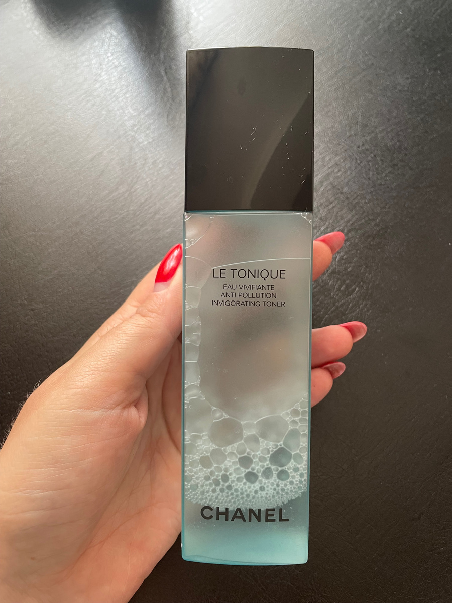 Обыкновенный тонер с легким свежим запахом, мягко отшелушивает и увлажняет, чудес ждать от него не следует. Стоит примерно 2500р.