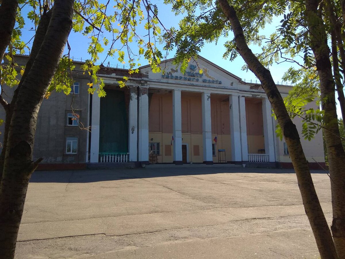 Мурманский театр Северного флота. Когда-то он считался филиалом Дома офицеров. Фото из личного архива друга детства Николая Гумарова.