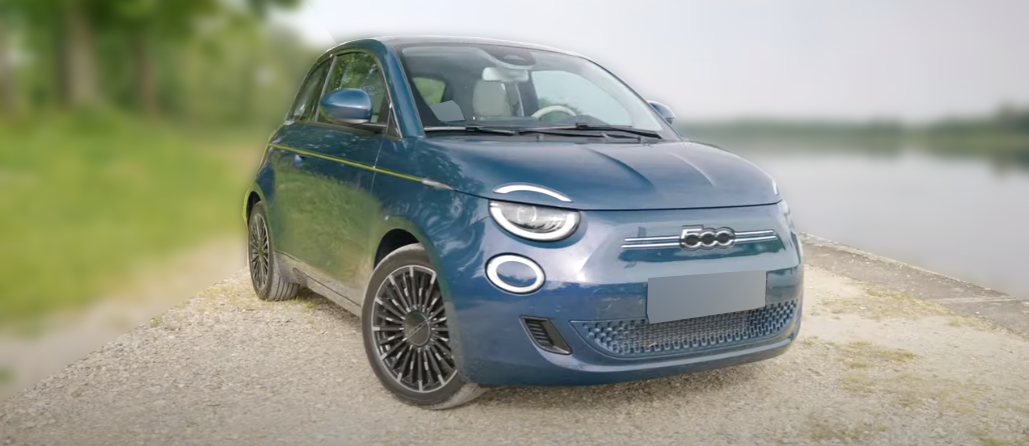 Передняя и правая часть кузова у Fiat 500 electric 2021 года.