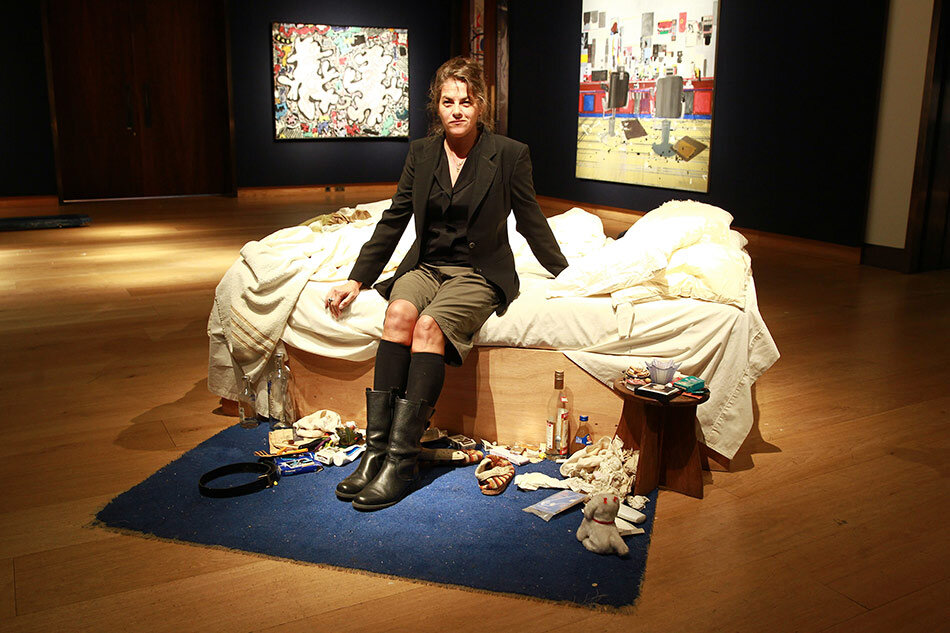 Инсталляция с элементами перформанса другой любительницы эпатажа - британской художницы Трейси Эмин. Её собственная кровать со следами жизнедеятельности (там есть и использованные презервативы).