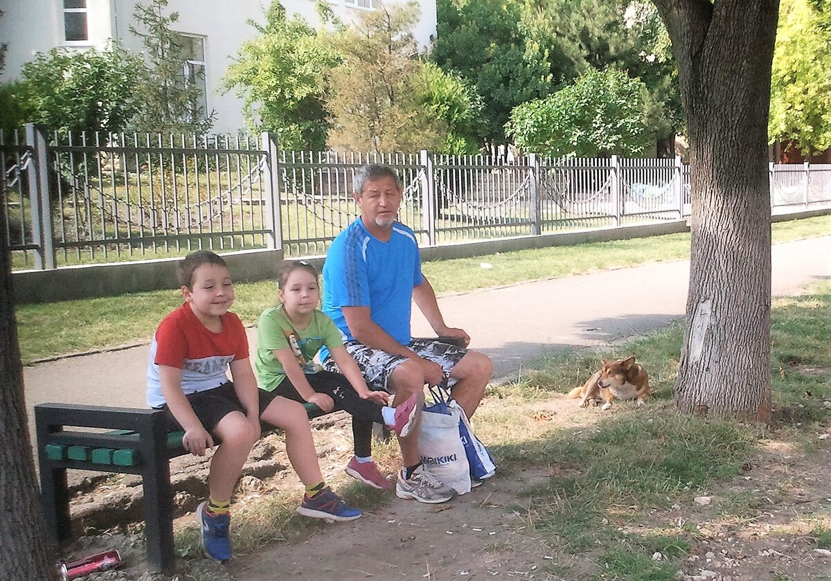 Муж с внуками и дворовый пёс Рыжий. Без него ни одна прогулка не обходится. Здесь я только начинала с палочкой шкандыбать, первый раз до магазина дошла. Август 2021