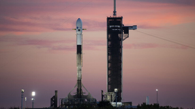 Первая ступень ракеты SpaceX Falcon 9 стоит на беспилотном корабле A Shortfall of Gravitas вскоре после запуска 49 спутников Starlink на орбиту 18 января 2022 года. Это был 10-й запуск и посадка именно этой ракеты-носителя. (Изображение предоставлено SpaceX)