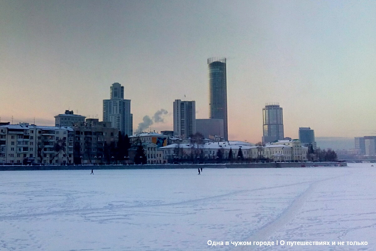 Современный Екатеринбург всё больше стремится быть похожим на Москва-Сити или Манхэттен, и всё больше тянется вверх. Туда же тянется и местная элита😉