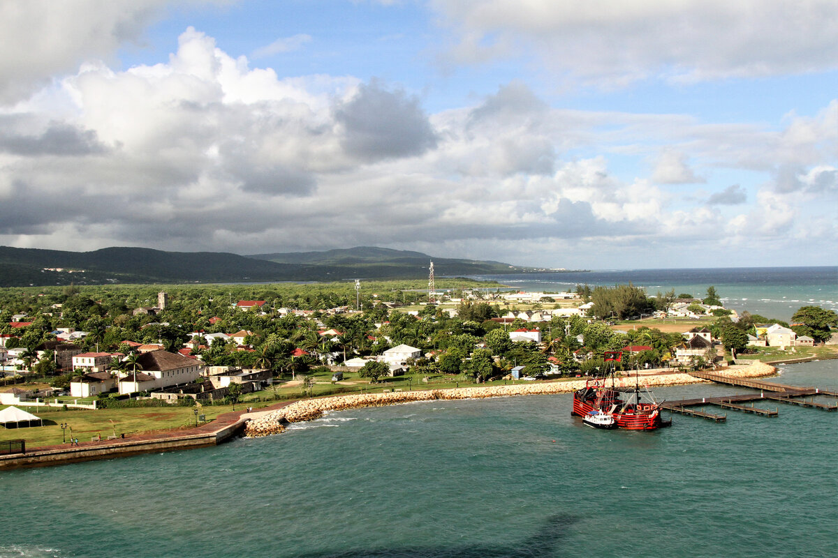 Прибытие на Ямайку. Если вы думаете, что я снимал с вертолета, не угадали.  с верхней палубы океанского лайнера.