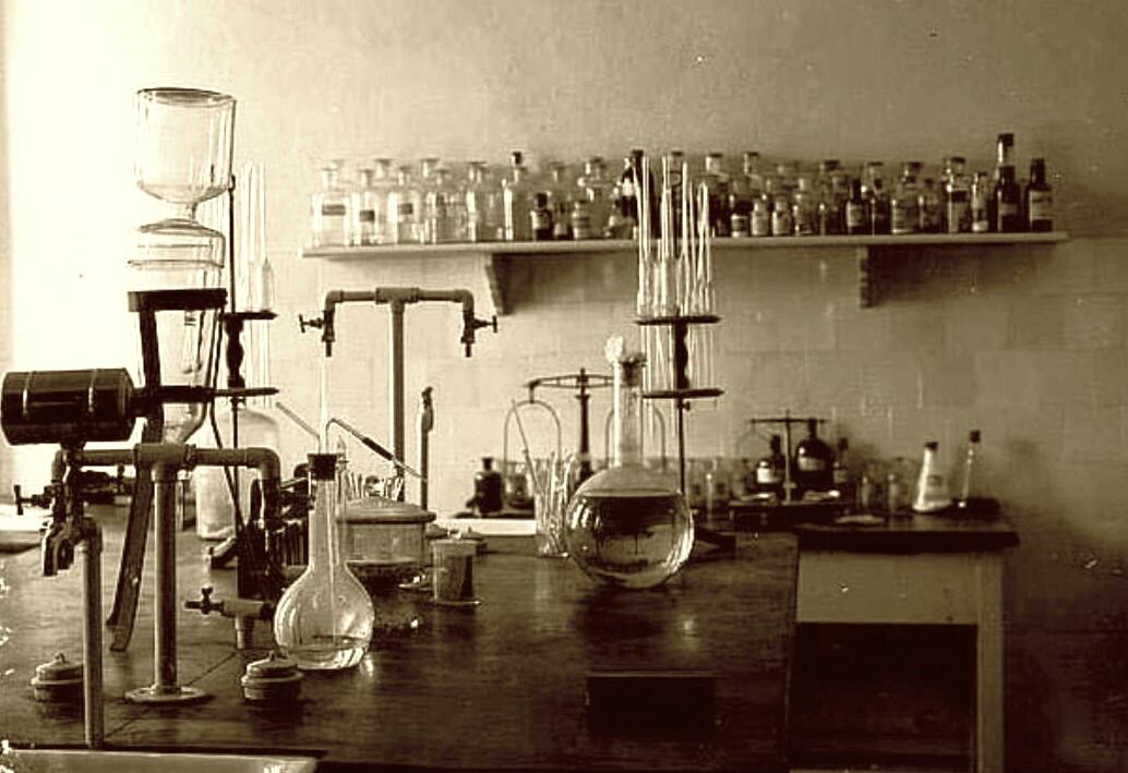 Если xx век это торжество физики. Химическая лаборатория 19 века. Химическая лаборатория 19 век. Лаборатория Химиков 19 века. Химическая лаборатория 20 века.