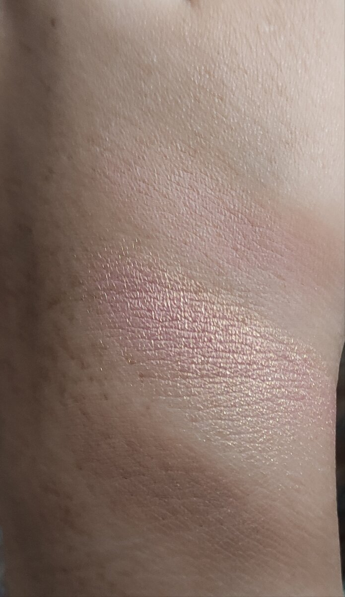 Свотчи: румяна, хайлайтер, скульптор в той последовательности как они нанесены на руке. 