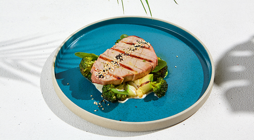 Стейк тунца не только с виду похож на мясной: в нем высокая концентрация белка. Источник картинки - www.gastronom.ru