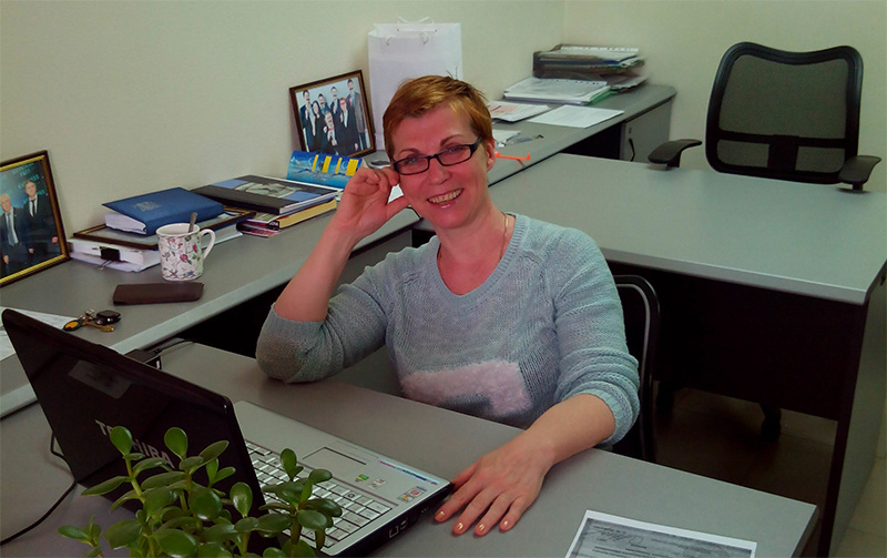 Копирайтер на работе: средства производства – компьютер, голова и руки. 