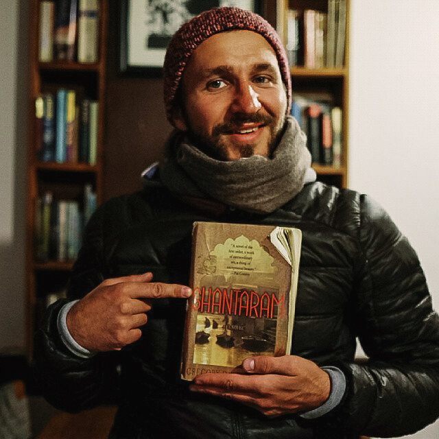 нашел книгу Шантарам, в одном из кафе городка Драмсала, в Гималаях, там находится резиденция Далай-Ламы