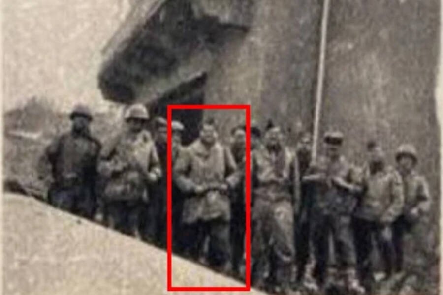 Сержант Робер Миньо (выделено) и Régiment de Marche du Tchad в гитлеровском Бергхофе.