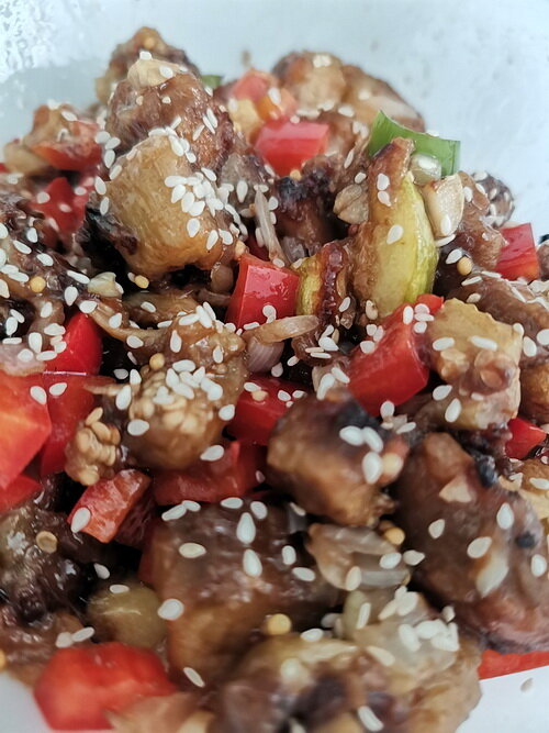 салат из баклажанов, кабачка и перца.