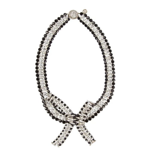 Сенсационное колье с подписью Guy Laroche, украшенное зубцами, сверкающими прозрачными кристаллами Marquise и круглыми гранеными камнями Jet в уникальном дизайне Demi-Lune; Серебряная отделка. Общая длина 27 дюймов, ширина 1 дюйм.