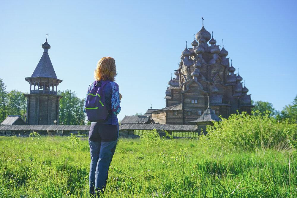 Можно ходить в церковь в брюках женщинам