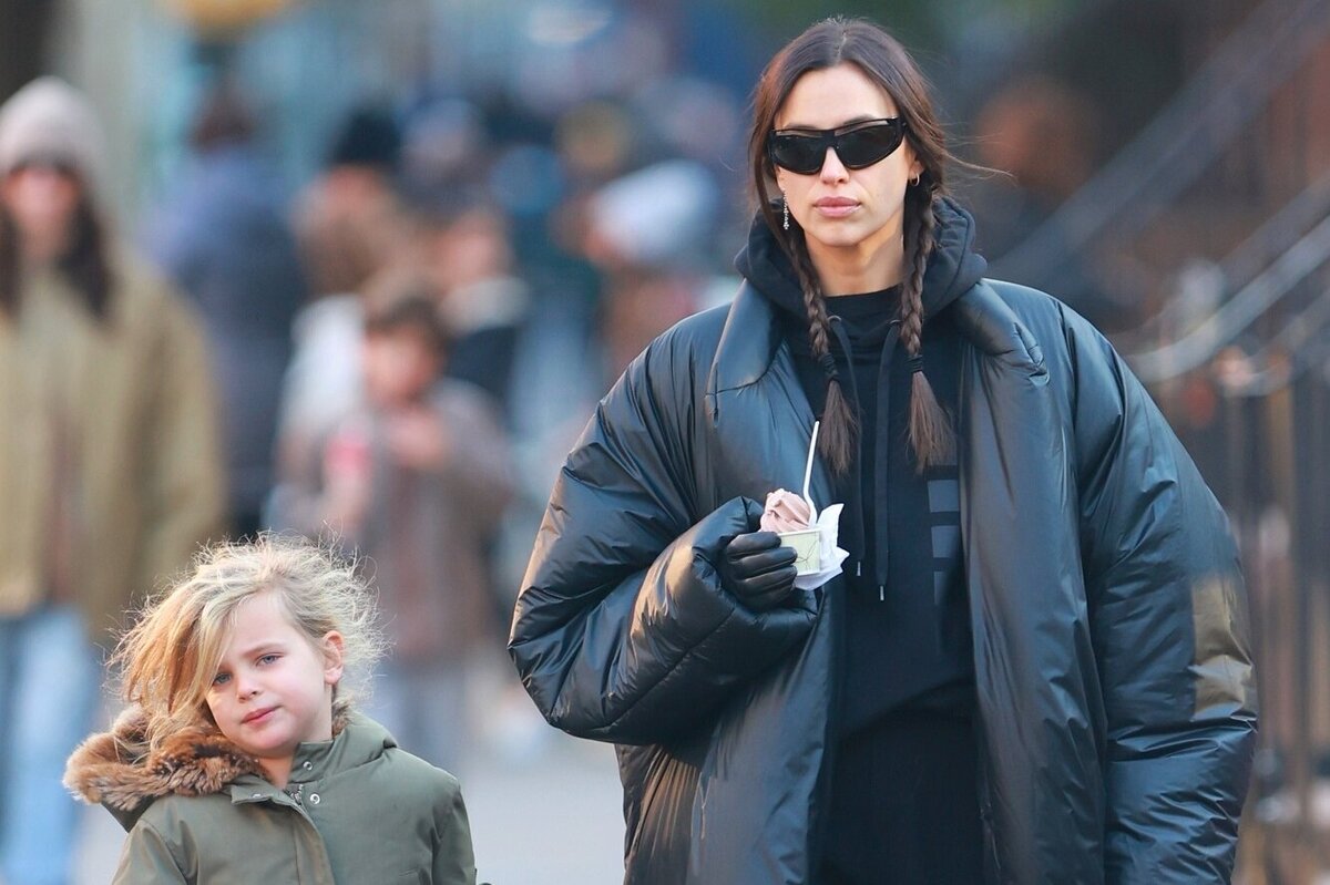     Ирина Шейк показывает самый теплый пуховик, в котором вы точно не замерзнете