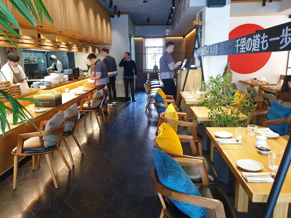 Общий вид зала ресторана Shiba