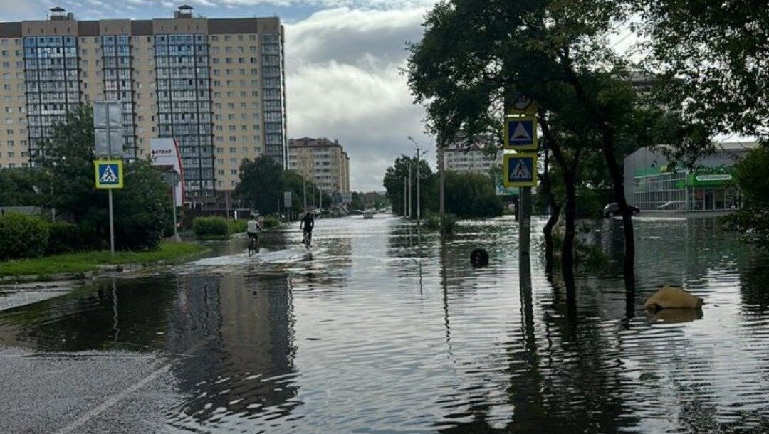     Паводковая ситуация в Приморском крае продолжает оставаться сложной. Большая вода пока не уходит.