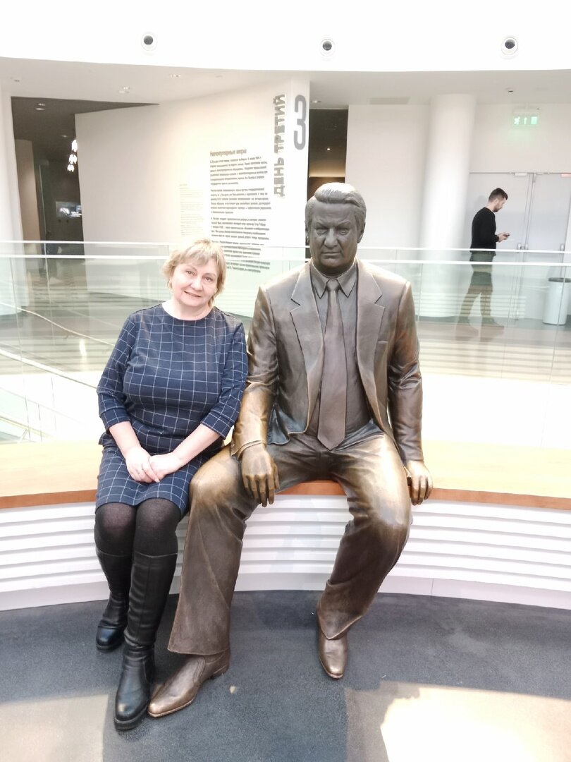 Не буду лукавить и обманывать вас, что это мой любимый мужчина. Но... мы же сами голосовали за него на выборах с мотивацией: "Он же наш, с Урала!" Хотя неплохо смотримся рядом