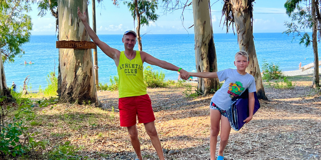 Эвкалиптовые пляжи Абхазии: они существуют! Попали и мы на них. Какое тут море и пляжи - показываю