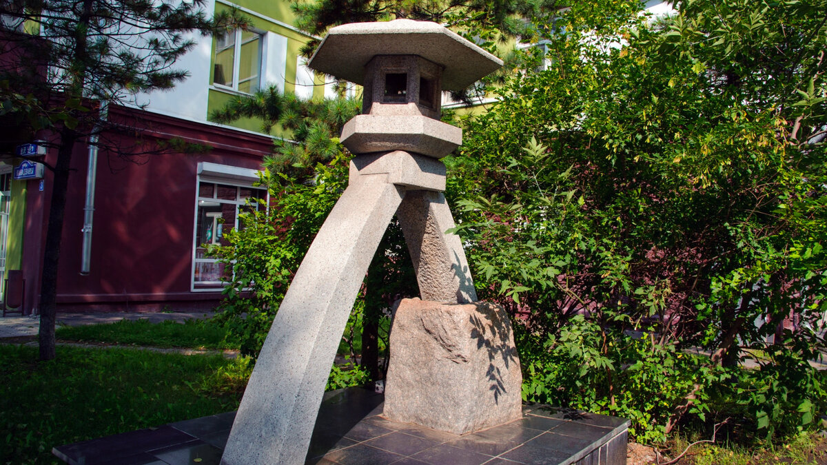 Фонарь котодзи-торо в Иркутске на ул. Канадзавы - символ города Канадзавы. А также это японский символ творческой мысли, воплощенной в камне. Две ножки, в воде и земле, подчеркивают отличие и в то же время взаимосвязь этих стихий. Фото: panevin.ru