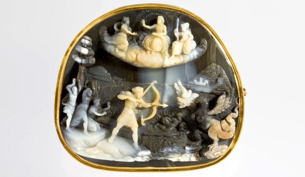 Резчик Алессандро Маснаго (?-1620) Камея. Апполон, убивающий Пифона. Милан или Прага. Конец XVI в. Из коллекции Екатерины II. Фото: Государственный Эрмитаж