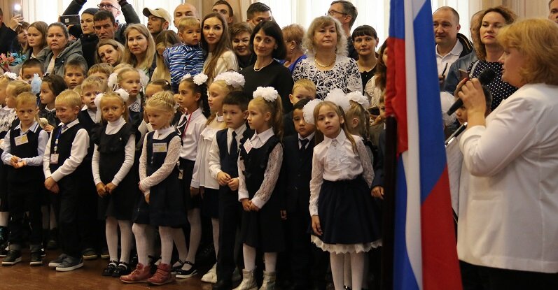  Дети и родители слушали приветственные слова директора школы, учителей, старшеклассников. А больше - глазели по сторонам