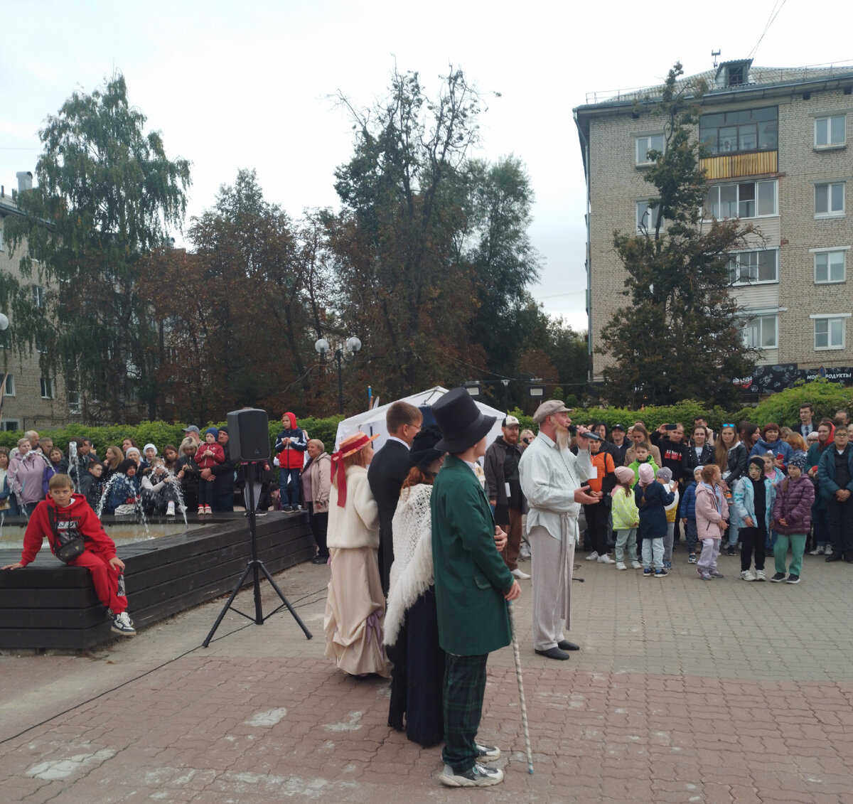По уже сложившейся традиции, в Туле,  в дни города проходит "Театральный дворик".  В этом году- это уже XV Международный фестиваль уличных театров. 9/09/2023. 16:00.-50