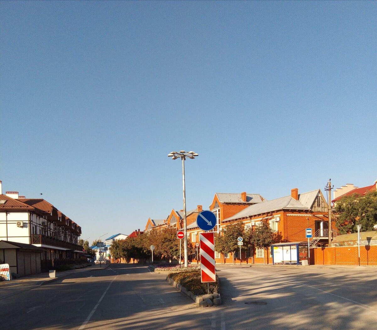 Ул. Пляжная. Жилых домов на Ейской косе нет - только базы отдыха, гостиницы, пансионаты. 