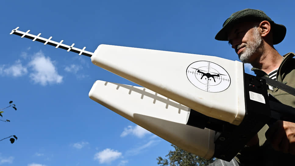    ДНР. Военнослужащий держит антидроновое ружье Анатолий Жданов/Коммерсантъ