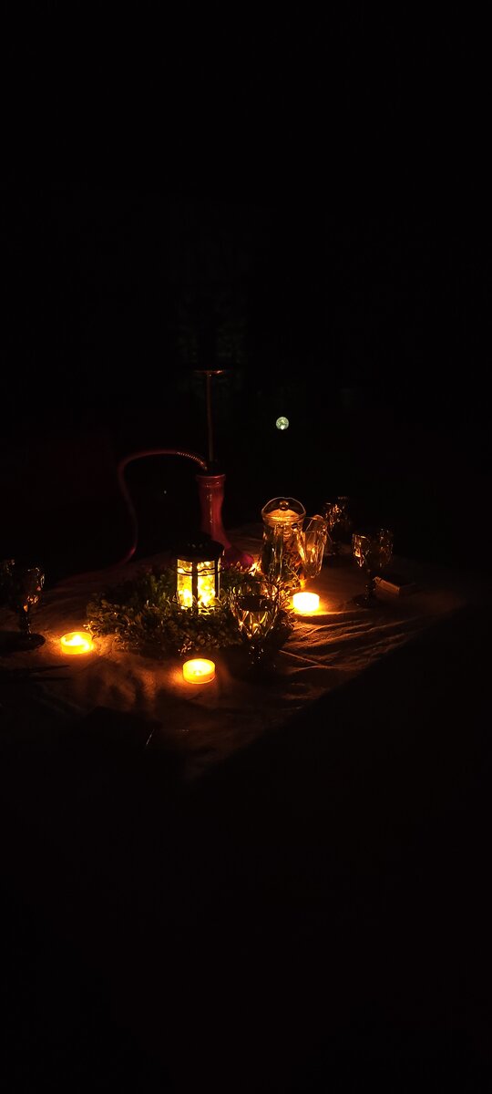 Летом без света можно устроить романтик. Не помню, почему на столе было три фужера. Возможно, были гости)